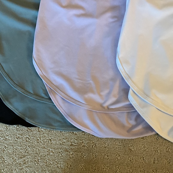 Set of 4 workout tanks - Picture 3 of 4